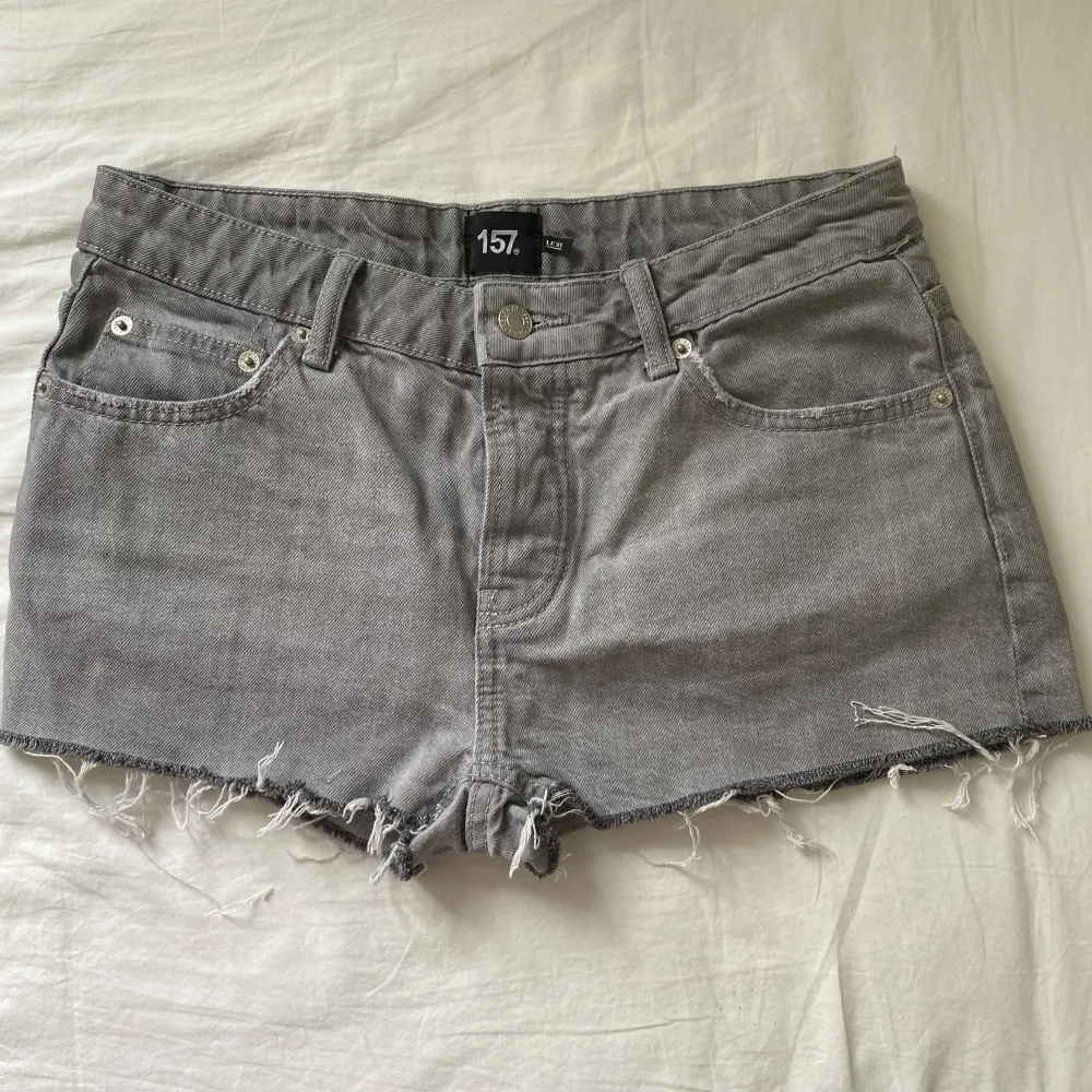 Säljer dessa fina grå jeansshorts i mycket bra skick, har aldrig kommit till användning och därmed så har jag aldrig haft på mig dem. Köpta på lager 157 för 150 kr och säljer för 115 kr💕. Shorts.