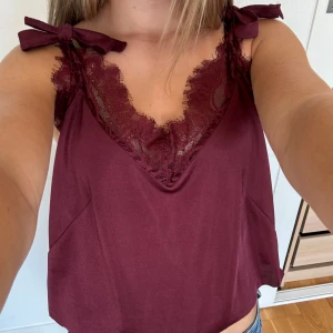 Linne  - Säljer detta vinröda linnet från Gina med antagningsbara rosetter 