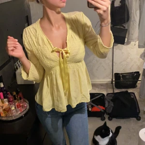 Somrig topp - En gul trekvartsärmad tröja, så somrig och luftig! Man kan har rosett eller utan, lika fint på båda sätten 💗
