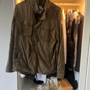 Moncler jacka - Tja säljer nu denna fräscha moncler field jacket. Den är i väldigt fint skick! Äkthetsbevis finns såklart!