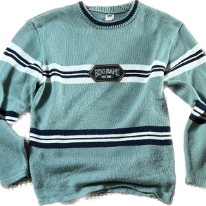 BDG Knitted Sweater  - Lätt sliten och små defekter Stickad tröja av märket BDG köpt i Urban Outfitters passar storlek och bra kvalitet💯