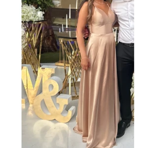 Klänning - Champagne färgad klänning.  I bra skick.  Storlek xs/s 