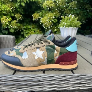 Valentino rockrunners - Tjena, säljer Valentino Rockrunners. Dem är i väldigt bra skick. Perfekta skor nu inför skolstarten och hösten, (Vestitigarderoben) hans pris 1499:- kontakta honom för mer info💯