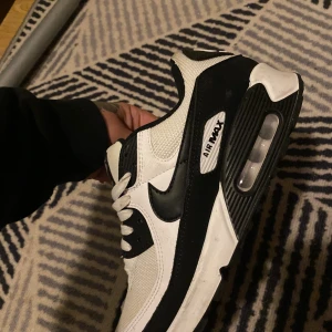 Nike air Max 90 - Hej säljer mina nästintill helt nya Nike då jag knappt brukat dom, lite smuts men inget som man inte kan tvätta bort, köpare står för frakt, och billigare vid snabb affär