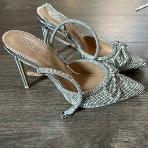 Klackskor - Säljer mina glittriga spets klackskor ifrån newyoker andvända 1 gång💕stl 40 men passade även mig med stl 39