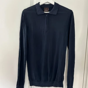 Oscar Jacobsson tröja - Snygg baströja från Oscar Jacobsson. Ett bra skick och bra pris. Skriv vid frågor! 