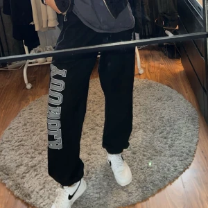 YOUNGLA CAMPUS JOGGERS - Ett litet hål långt nere vid ena benet, annars fint skick