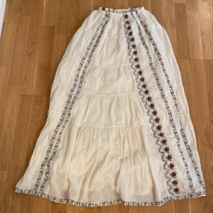 Zara Maxikjol - Helt ny kjol från Zara med prislappen kvar. Köpt för 699kr och säljer pågrund av att den inte kommer till användning. Inga defekter alls. Använd gärna köp nu om du inte har några frågor!