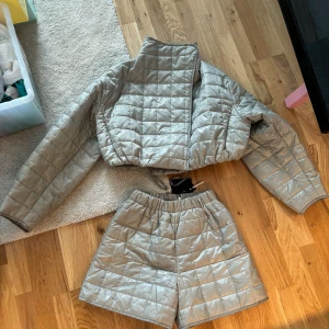 Weekday set shorts och jacka  - Nytt sett från weekday helt oanvänt  Grå/grönt typ  Jackan är storlek s  Shortsen är storlek 36