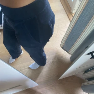 Juicy couture byxor och jacka - jättefina Juicy Couture byxor och jacka❤️ fint använda och inga slitage eller märken. Säljes eftersom jag inte använder dem så mycket. 