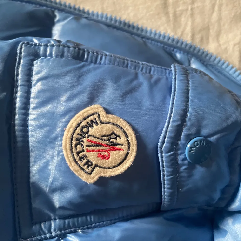 Moncler blå. Barn storlek. Har haft den i några månader. Pris 2000kr. Om ni har några frågor så hör av er.  Mvh Vinzent.. Jackor.