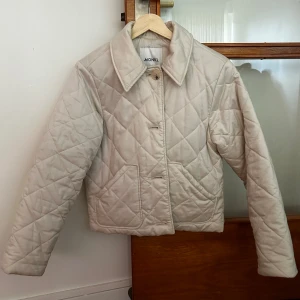 Quiltad jacka - Vit quiltad jacka från Monki i S. Använd fåtal gånger. Kan förekomma eventuella lösa trådar i quiltingen. 