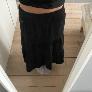 Svart lång volangkjol🖤 - Svart lång volangkjol från shein. Säljer på grund av att den är för kort för mig som är 167. Jättebra skick använd endast en gång. 🖤Köptes för 150kr säljer för 90kr. Storlek S. 