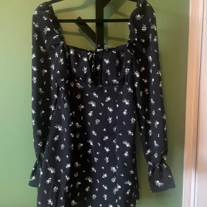 Klänning  - Oanvänd klänning. Går att ha båd på och av axeln 