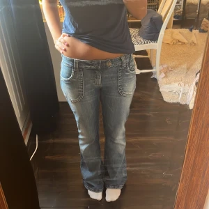 Lågmidjade jeans!! - bra skick men fickorna är nära varandra där bak!!! Jag är 1,69 sitter bra på mig 