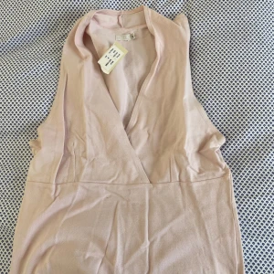 Ljusrosa topp - En jätte fin ljusrosa tröja utan armar och lite extra detaljer från märket gossip storlek M