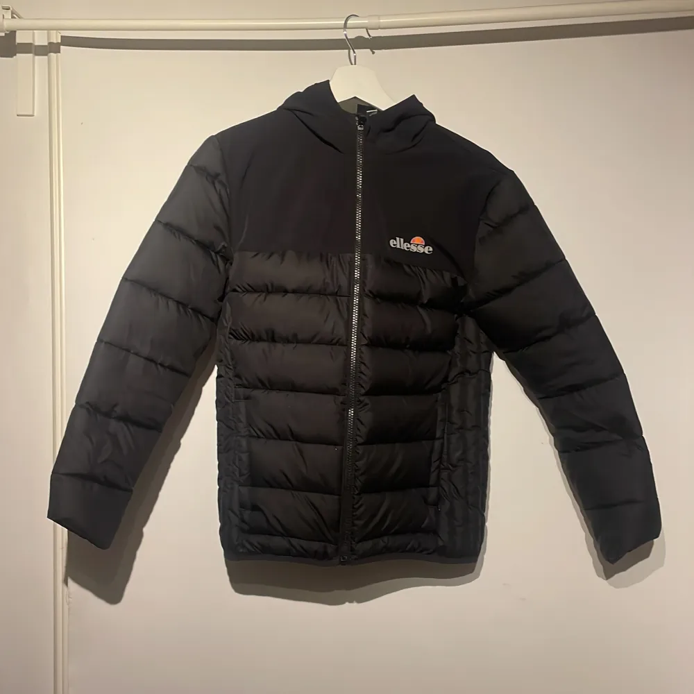 Säljer denna ellesse vinterjacka som är använd en vinter 💖 super snygg enkel jacka till vintern som passar alla 💖 original priset låg på ungefär 1200 men säljs för 850💖 defekt på dragkedja på ena fickan , mer info om de så är det bara att skicka . Jackor.