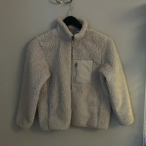  Teddy jacka  - Jag säljer en fin Teddy jacka från uniqlo i en fin beige färg. Det är storleken 11-12 år men jag som har XS kan ha den. Så du som har XXS/XS passar  den jätte bra💕☺️  Jag har använt den en del men ser fortfarande nästan ny ut💕 Fler bilder fråga💕
