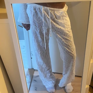 Broderi byxa  - Jättesnygga virkade/ broderi byxor från madlady, i storlek m tall