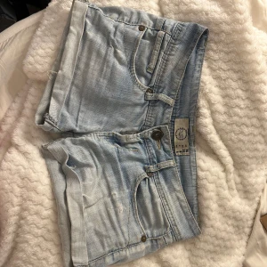 Lågmidjade jeans shorts  - Super snygg💕💕 midjemåttet: 39 cm