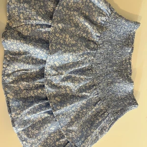Gina tricot - Knappt använd blå Gina tricot kjol. Priset kan diskuteras!🩷