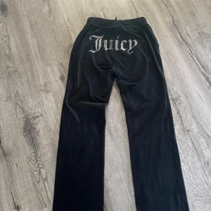 Juicy Couture byxor - Svarta Juicy byxor, väl använda men i bra skick. Säljer då jag inte använder längre. Passar dig som är 170-175 cm lång. (Jag är 175) 