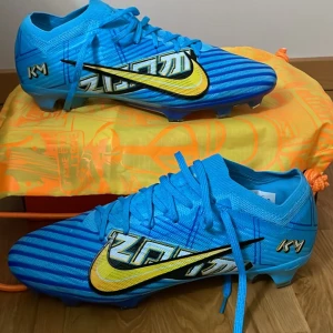 Fotbollsskor - Storlek:42,5   Nike Air Zoom Mercurial Vapor 15 Elite FG Mbappé Personal Edition - Baltic Blue/White   Helt nya fotbollsskor från Nike, ny pris 3499 kr. Säljer de för att har fått andra fotbollsskor.