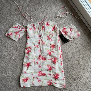 Klänning  - Jättefin klänning från NAKD som tyvärr inte passade i storlek. Helt ny 