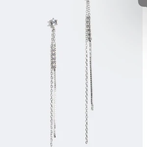 Glitter örhängen  - Säljer dess örhängen från glitter, de är äkta och har använts 1 gång!💕