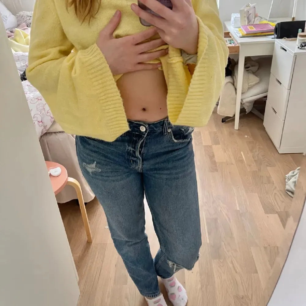 Slitna lågmidjade jeans  I fint skick🥰. Jeans & Byxor.