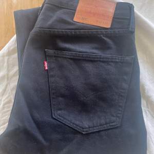 Svarta Levi’s 501 strl: 32/32.  800 kr.  Använd 3 ggr. Mycket fint skick. 