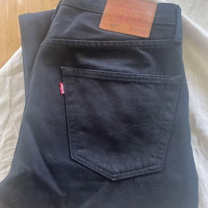 Levis Jeans 501  - Svarta Levi’s 501 strl: 32/32.  800 kr.  Använd 3 ggr. Mycket fint skick. 