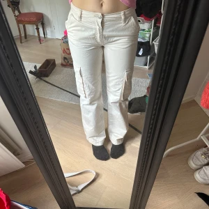 Cargo pants - Cargo byxor från Gina som aldrig blivit använda då jag inte riktigt trivs i dom, endast testade. Köpt för ca 1 år sedan, men endast hängt i garderoben. Storlek 34/ XS Dom är vita/ beiga