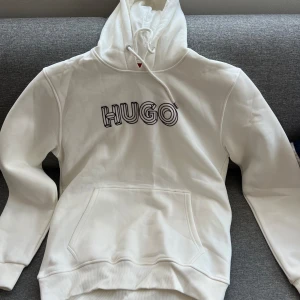 Hugo tröja  - Aldrig använd, jättefint material passar för flera tillfällen 