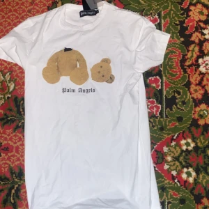 Helt ny vit Palm angels t-shirt storlek S - Helt ny vit Palm angels t-shirt storlek S  Kan fraktas med spårbar frakt vid överens kommelse   Finns i Kalmar   Passar även som en M eftersom den är väldigt stretch