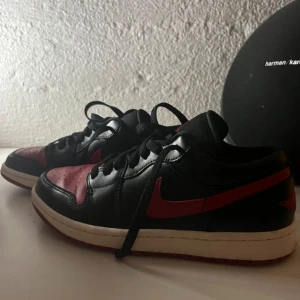 Jordans low 1 - Röda, svarta och vita jordans low 1. Dam storlek men passar säkert herr också, beställt ifrån Nikes hemsida och har använts 2 gånger 