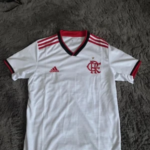 Flamengo fotbollströja  - Flamengo fotbolls tröja som är storlek M med bra kvalite och bra skick passa till att köpa så snabbt så möjligt så priset kan gå ner och bli till en bättre deal