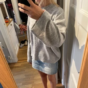 Grå stickad tröja från 1.57 - Grå baisc stickad tröja från Lager 157, storlek S! Ärmarna är ganska breda som syns på bild 2, perfekt för hösten💓