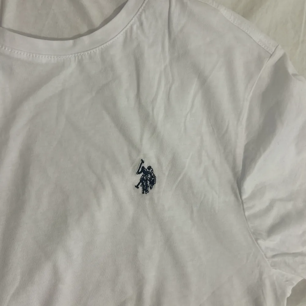 US polo assn t shirt bas vit i nyskick (kommer med påsen också), storlek large (L), fick den som present men den var för stor på mig, originalpris 400 kr, mitt pris kan diskuteras!!. T-shirts.