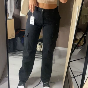 Cargo pants - Stradivarius  - Superfina cargopants från Stradivarius. Så skönt o stretchigt material. Storlek 42 men skulle säga att de passar M. Även S om man vill ha low-waisted. Använt 1 gång