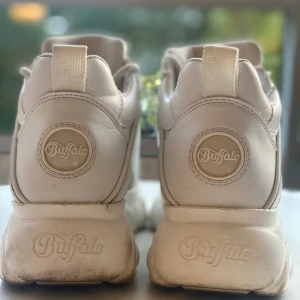 Buffalo  - Säljer mina Buffalo som knappt är använda. Lite uppskrapat längst fram på ena skon ( se bild ) men annars fina.