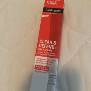 Clear & Defend+ Daily Serum från Neutrogena - Clear & Defend+ Daily Serum från Neutrogena är en daglig serum som är kliniskt bevisad att förbättra utseendet av akneärr. Den innehåller salicylsyra och 10% AHA/PHA för att rensa porer, förhindra utbrott, jämna ut huden och ge en strålande hy. Produkten är doftfri.