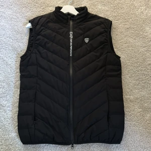 Armani väst - Säljer denna riktigt snygga väst ifrån Armani! Säljer då den nu är för liten. Skick 9/10 inga defekter. 