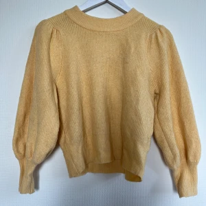 Gul stickad tröja - Gul fin stickad tröja från Gina Tricot. Använd fåtal gånger och har inga defekter. Storlek M men den är väldigt liten i storleken så skulle mer säga att den är storlek XS.
