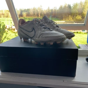 Nike Tiempo - Nike Tiempo i gott skick, använda men inte alls oanvändbara. Smått fläckiga men är mer smooth så går in i skon då dem från början var creme vita. Sällsynta! Skickas i Jordan Box. Ge pris förslag och frågor om det behövs!