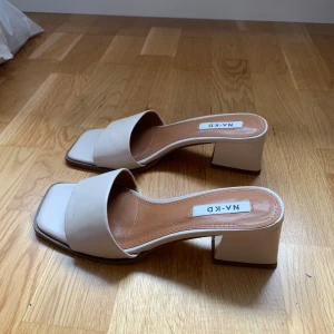 Klackar - Fina klackar endast använda någon enstaka gång så superfint skick! 💕Man ser endast tecken av användning på undersidan, inga defekter. 