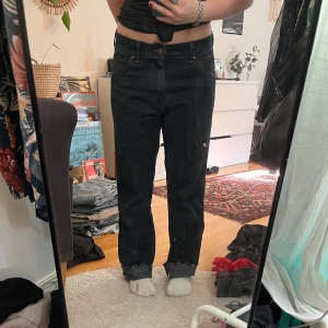 Jeans från Wrangler - Straight-leg jeans från wrangler. Köpta secondhand och är tyvärr för långa för mig som är 156. Knappt använda och inga defekter vad jag märkt.  Ingen storlek i byxan men skulle säga 34-36