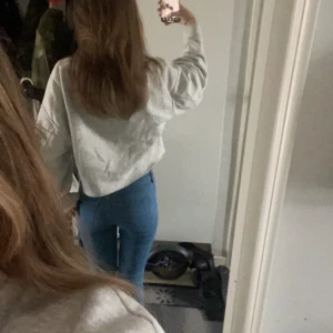 Lågmidjade jeans - Blåa lågmidjade flare jeans i storlek 152. Jeansen är typ i nyckskick bara använd nån gång. Köptes på hm för runt 200 kr men säljs för 79 kr