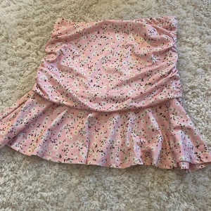 Söt sommar kjol  - Rosa kjol med vita blommor använd ca 3 gånger 