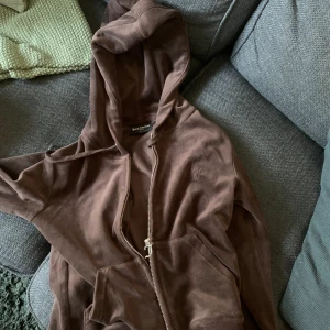 Brun juicy kofta  - Säljer denna bruna juicy kofta i storlek xs. Finns en liten fläck (se bild 2) 